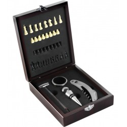 Set de vin si joc de sah in cutie lemn Set de vin si joc de sah in cutie lemn